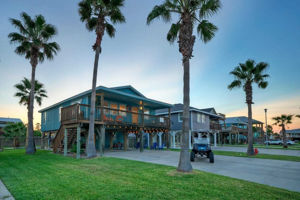 Sleeps 22 2 Homes w/ Private Pool, Game Room, Nature Views 7 BDR Avantstay