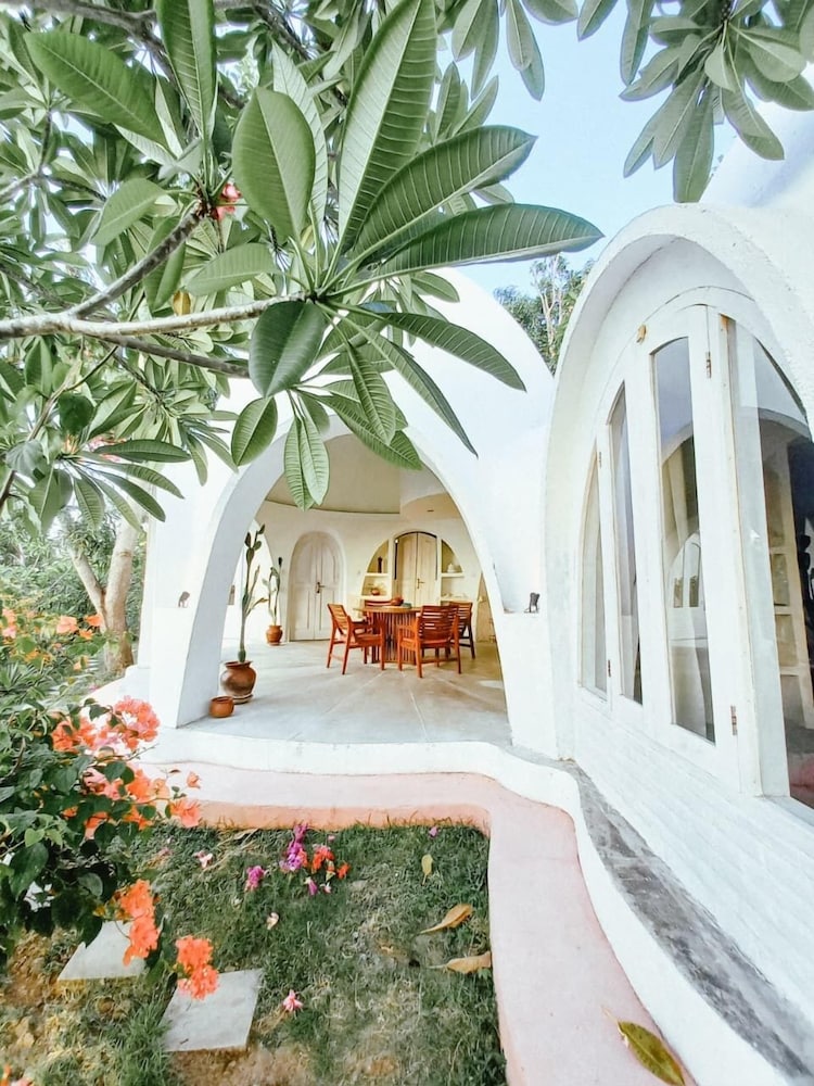 Mentigibay Dome Villa Lombok