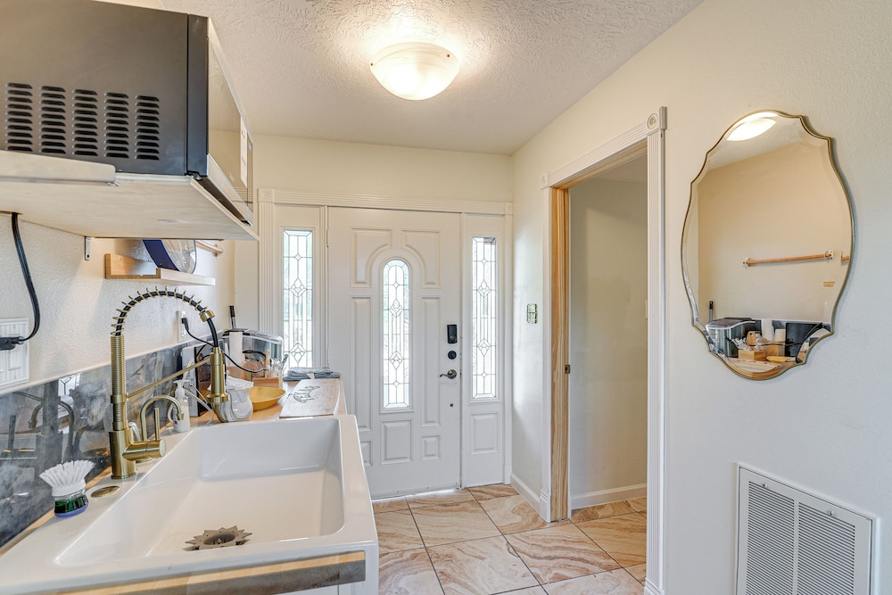 Shop & Explore: Duplex Unit 8 Mi to NRG Stadium!
