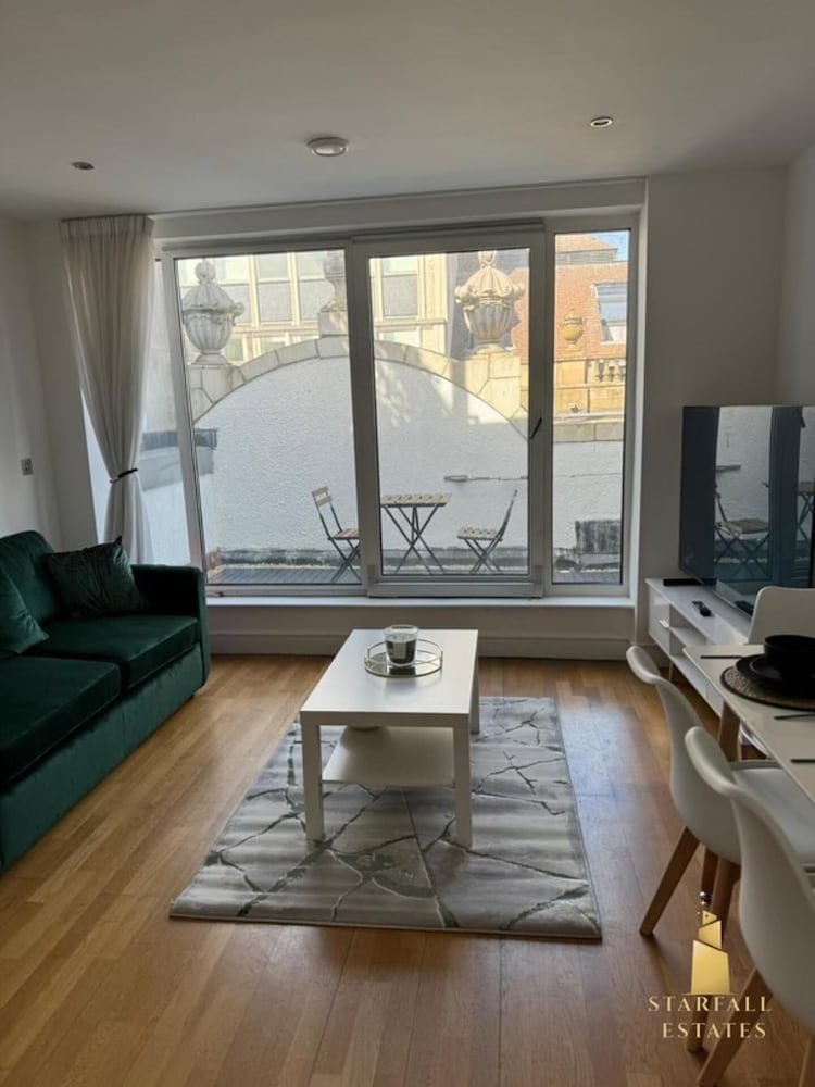 Leeds Apt - Hottub - Sleeps 6 - Special Occasions