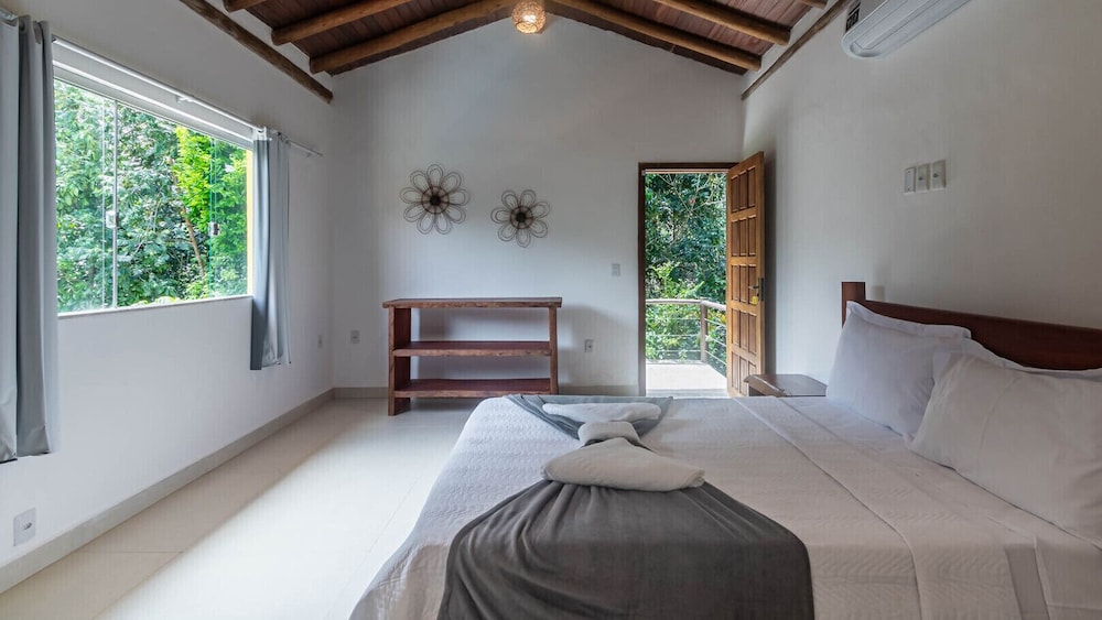 Casa Pet-friendly em Cond com Piscina e 5 Su tes
