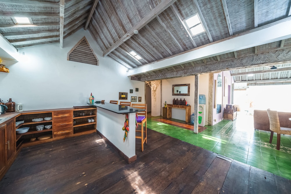 Villa West