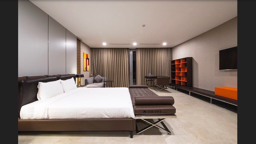 Luxury Yacht Villa