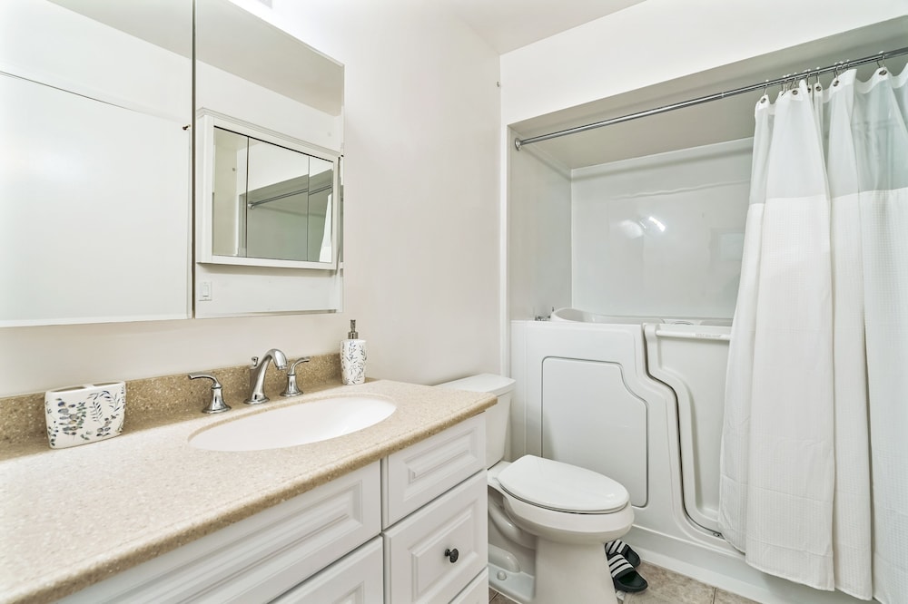 Spacious Mountain View Duplex In Prime Location 3 Bedroom Duplex