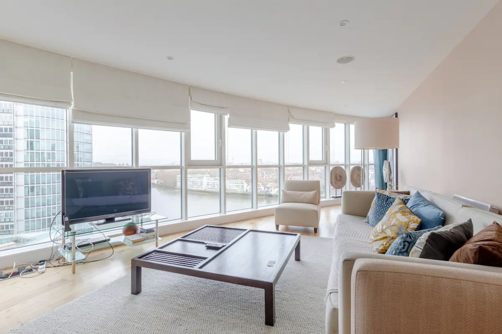 Gorgeous 3 Bedroom Flat in Vauxhall With City Views