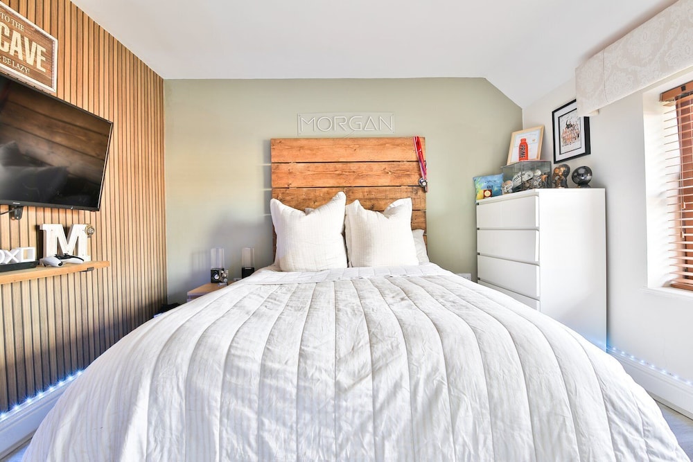 Modern 5-bed Retreat With Parking
