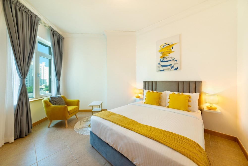 Stylish Apt With Large Patio Close to the Beach