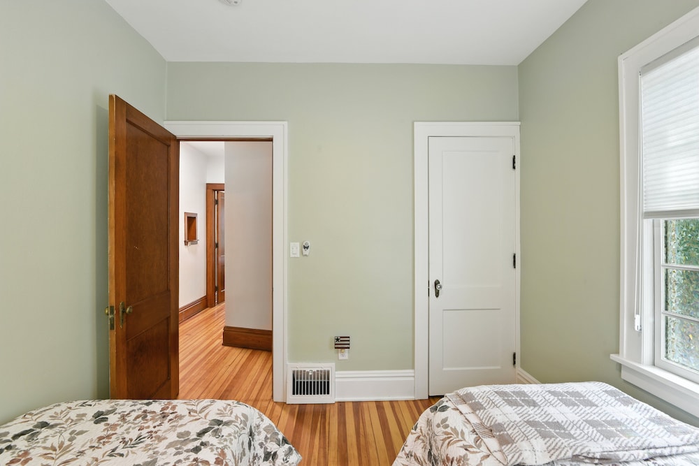 Charming Manville Heights Cottage Retreat 3 Bedroom Home