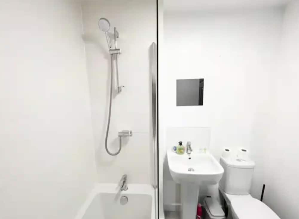 Charming 3 Bed Home in Stepps, Glasgow - Garden & Patio