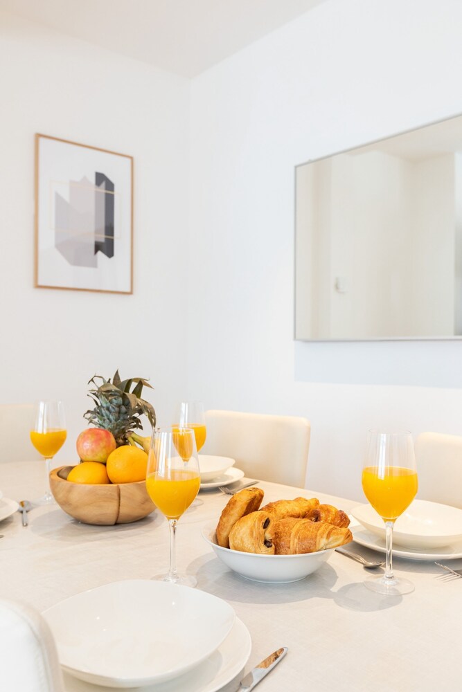 Stylish 2BR 2BA by the Heart of Soho