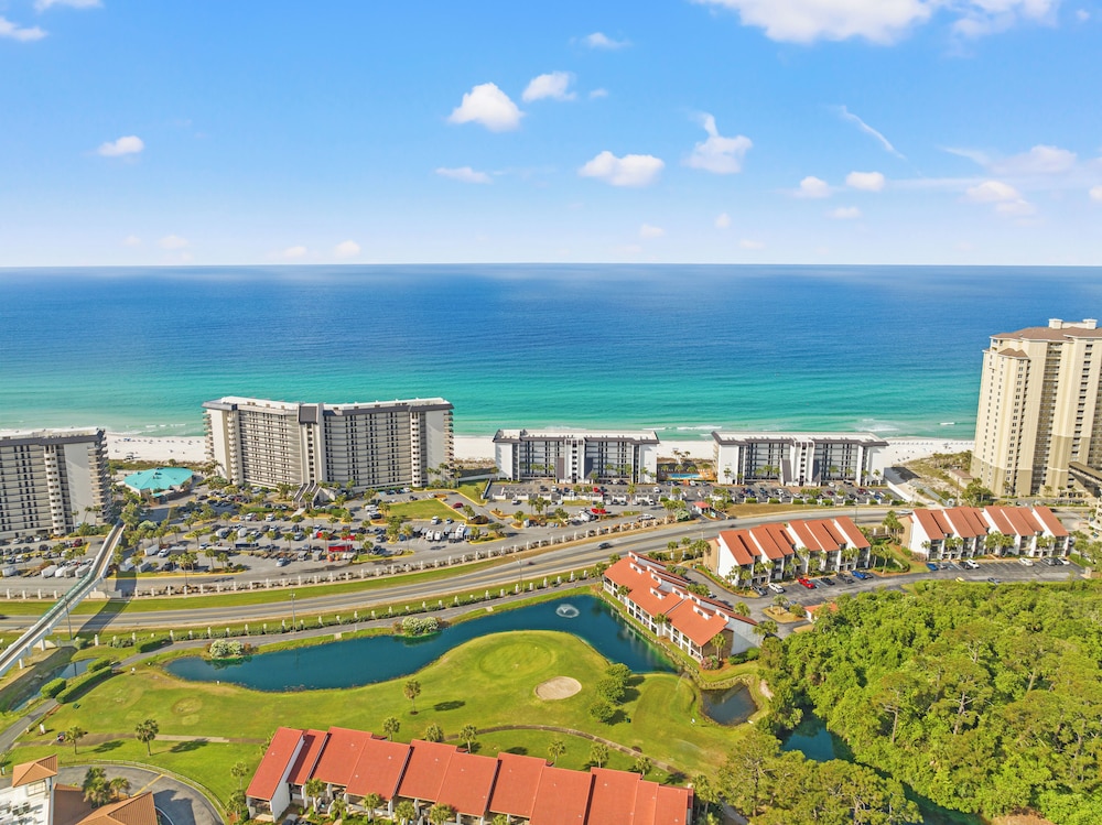 One More Round! 3BR 3BA Sleeps 10! 11 Pools! Golf Courses! Tennis Courts!