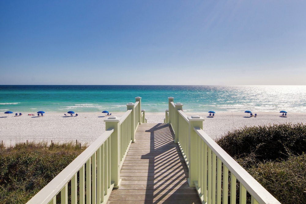 Coastal Hideaway: Cozy Beachfront Studio Sleeps 4 With Stunning Views!