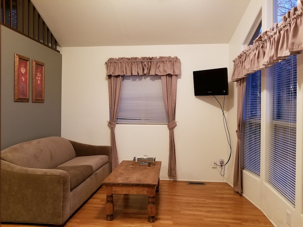 Mendelbaum Winery Guest Cabins