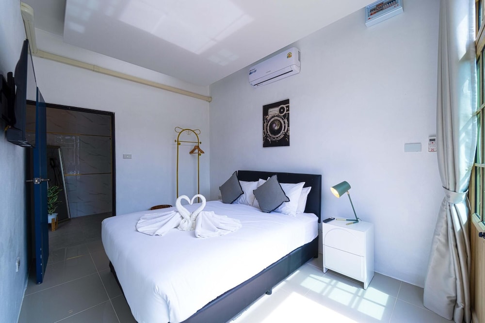 Beautiful 4-Bedroom Pool Villa BL9