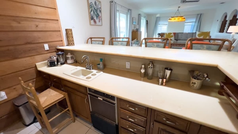 Fun Retro Island Vibe Sleeps 17 Beach 1 Block 4 Bedroom Home