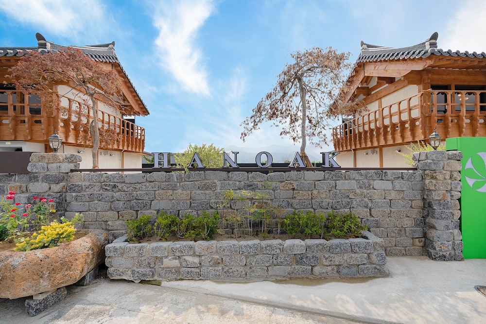 wangkyeong hanoak poolvilla view 2