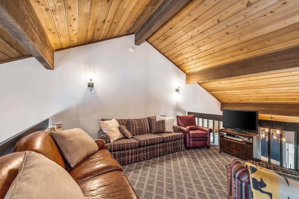 Ridgepoint Retreat Mountain Escape for 8 w/ Resort Amenities