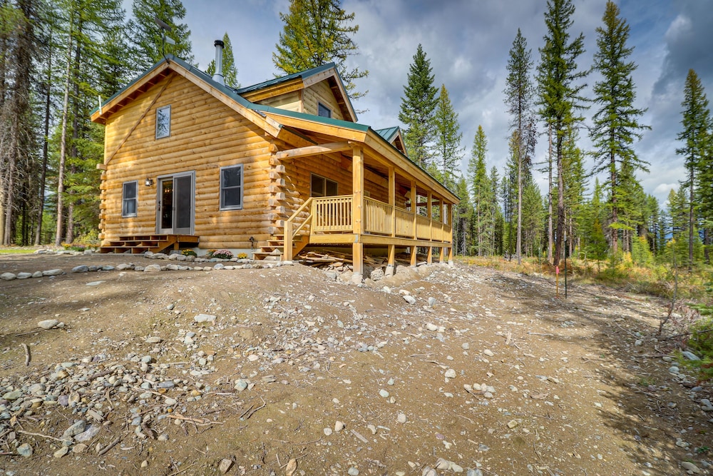 Secluded Cabin w/ Mtn Views ~ 33 Mi to Bigfork!