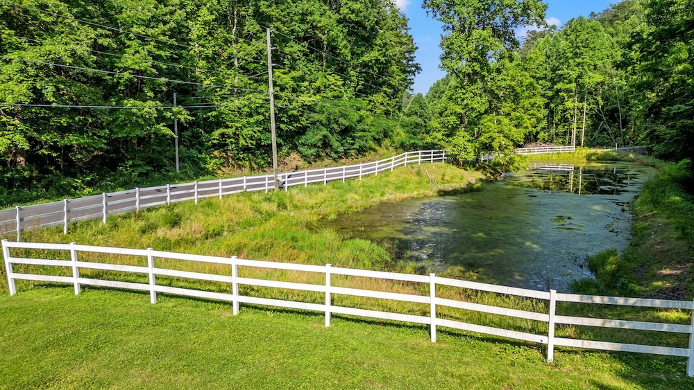 5 Cabins in Gburg Sleeps 16 Firepit Games
