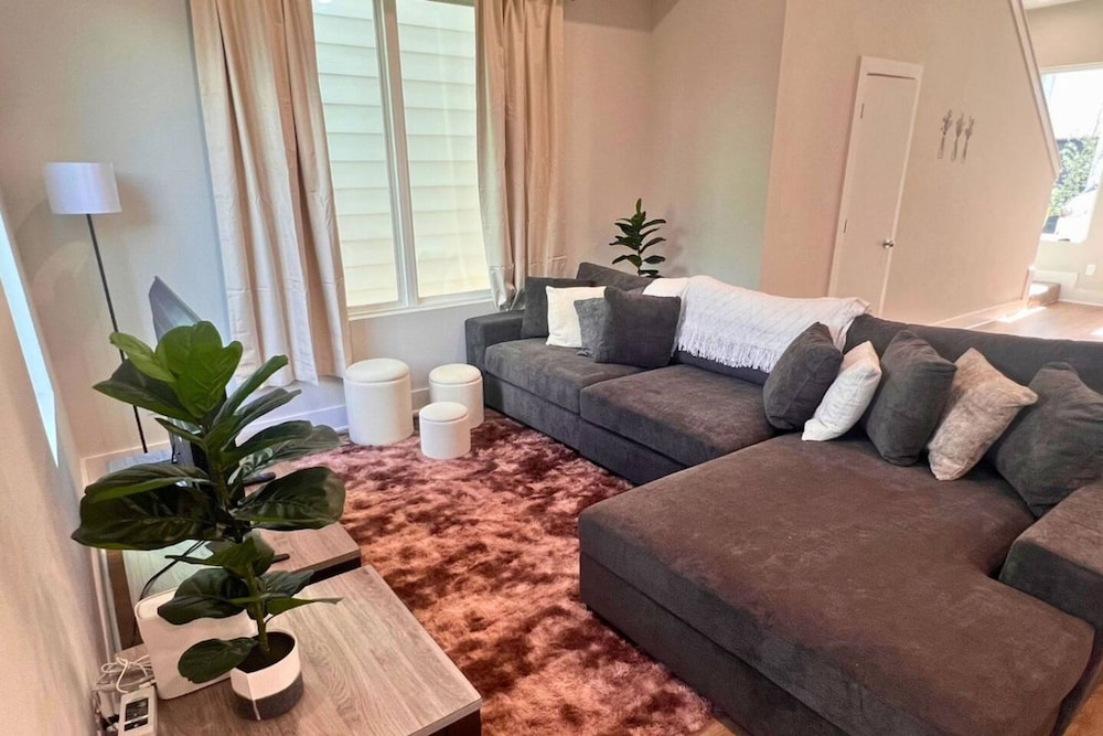 Gated 3BR Home 10 Mins Downtown
