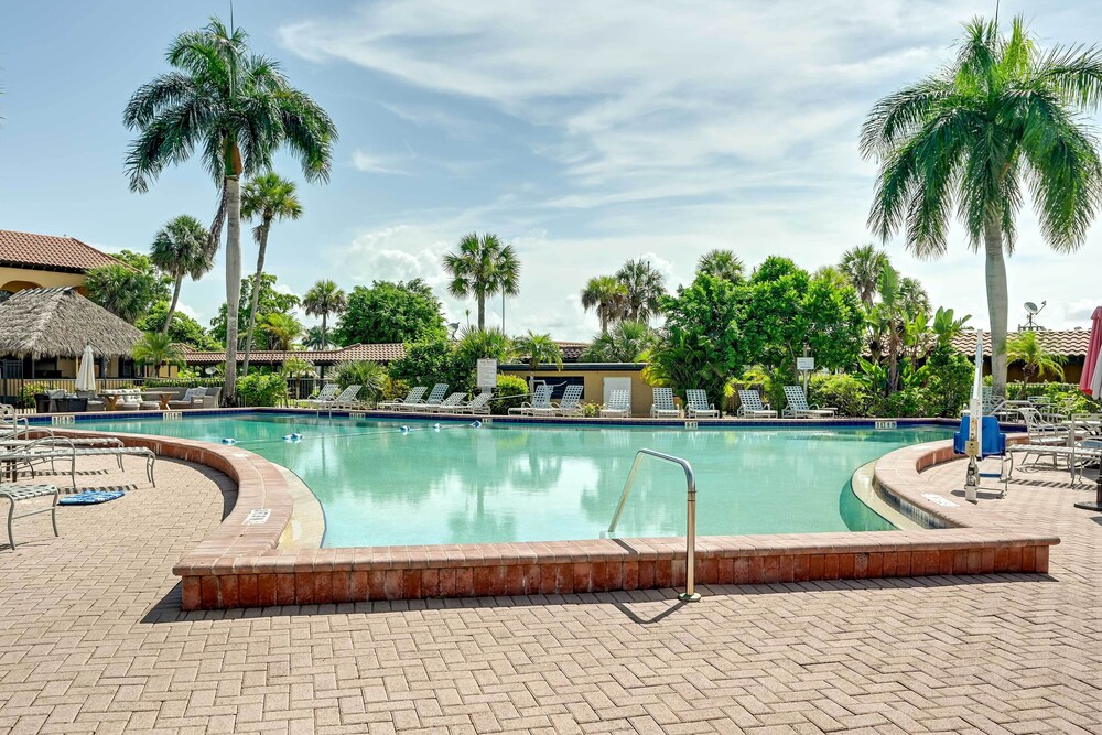 Sail + Soak: Naples Condo w/ Heated Pool Access