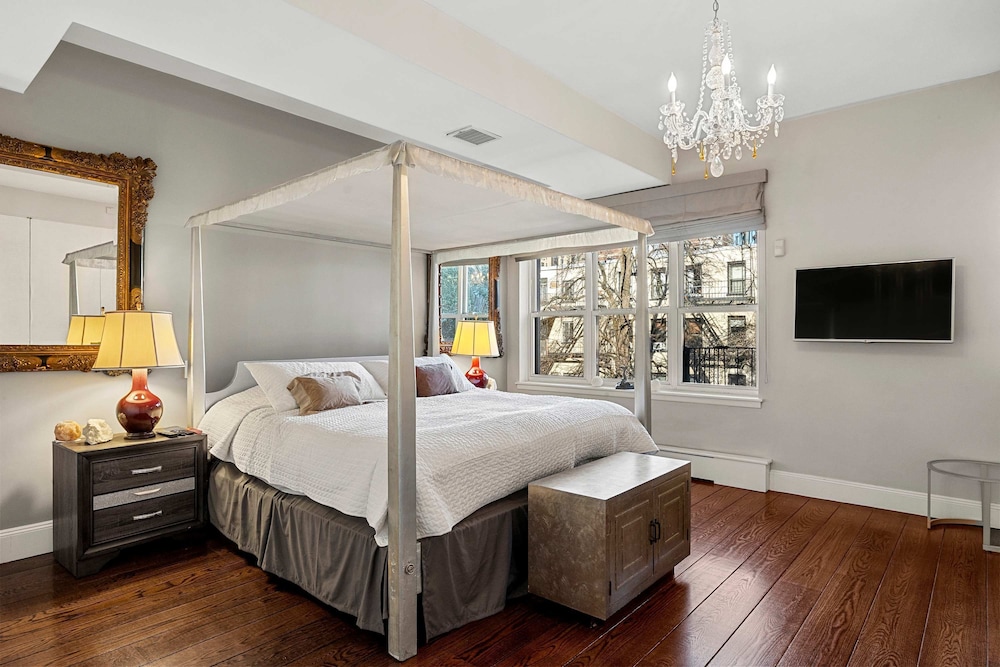 Gramercy Manor Triplex w Private Deck Garden