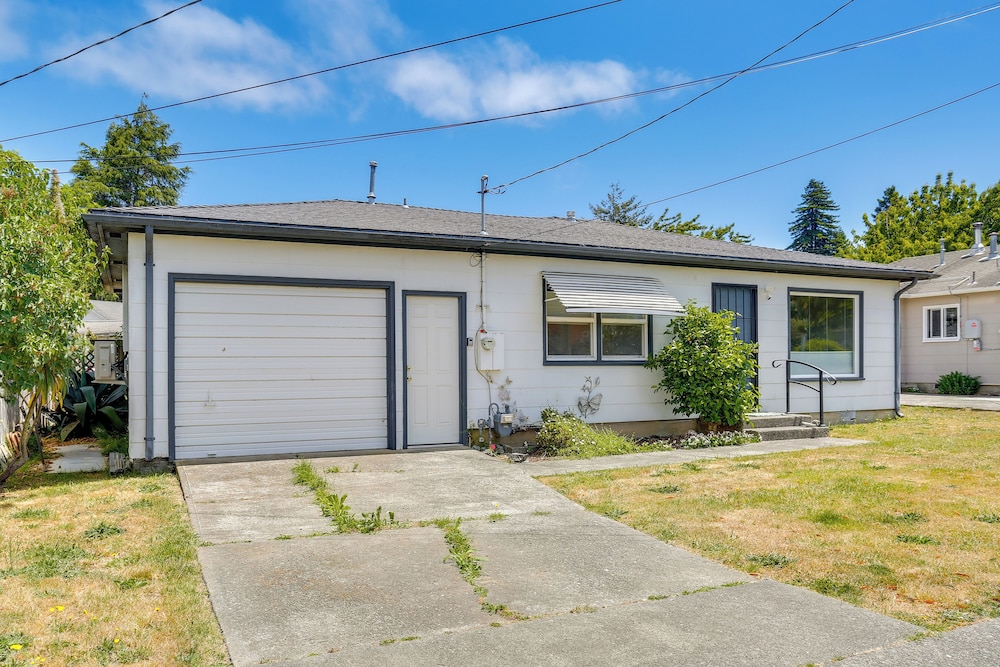 11 Mi to Arcata Bay: Home w/ Garden in Blue Lake!