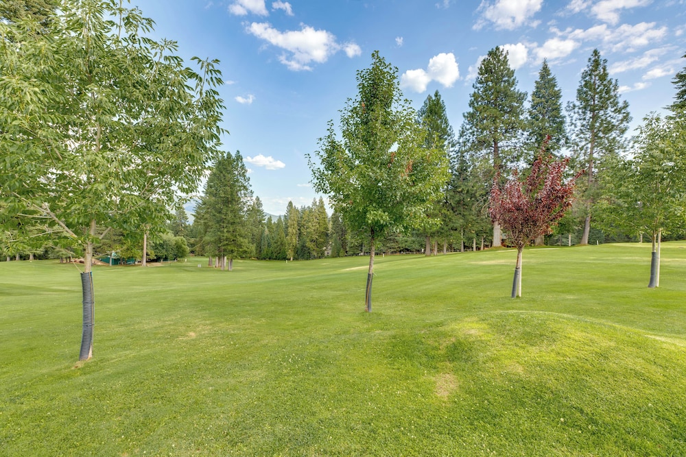 1 Mi to Beach & Golf Course! Lake Almanor Cabin