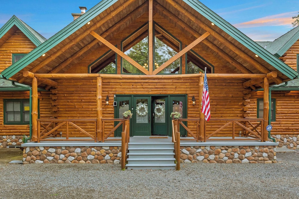 Bigwood Cabin Retreat Hot Tub, Game Room, Firepit Lounge & Private Yard