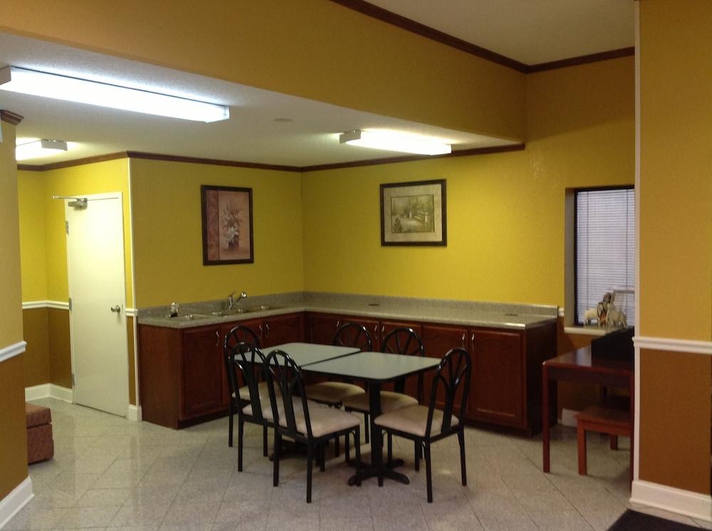 Colonial Inn & Suites /Airport/Graceland, photo 3