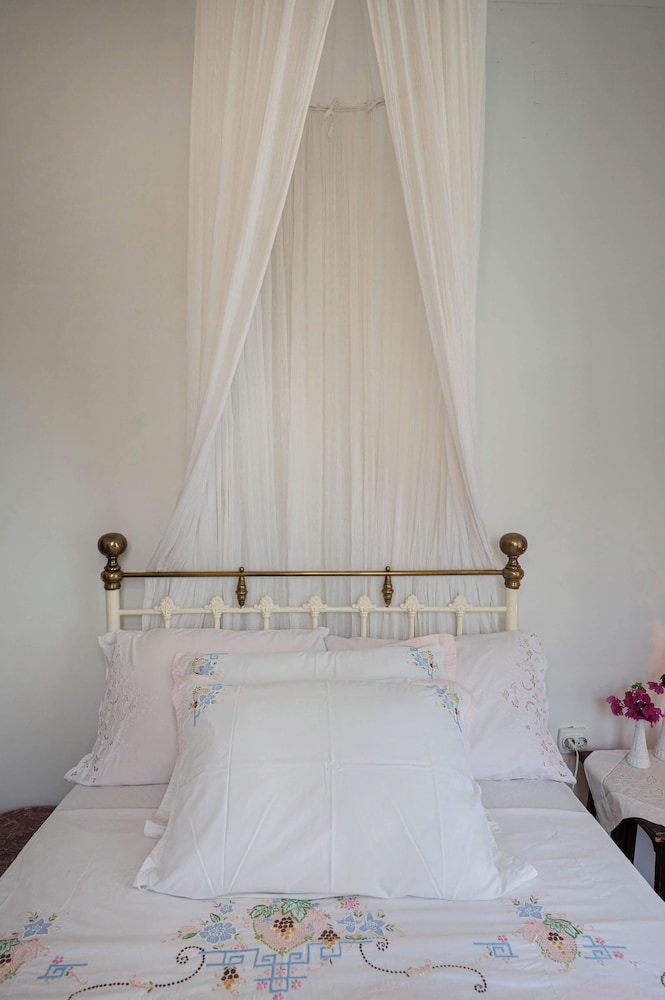 Akanthos Poros Chic Seaside Retreat Built in 1904