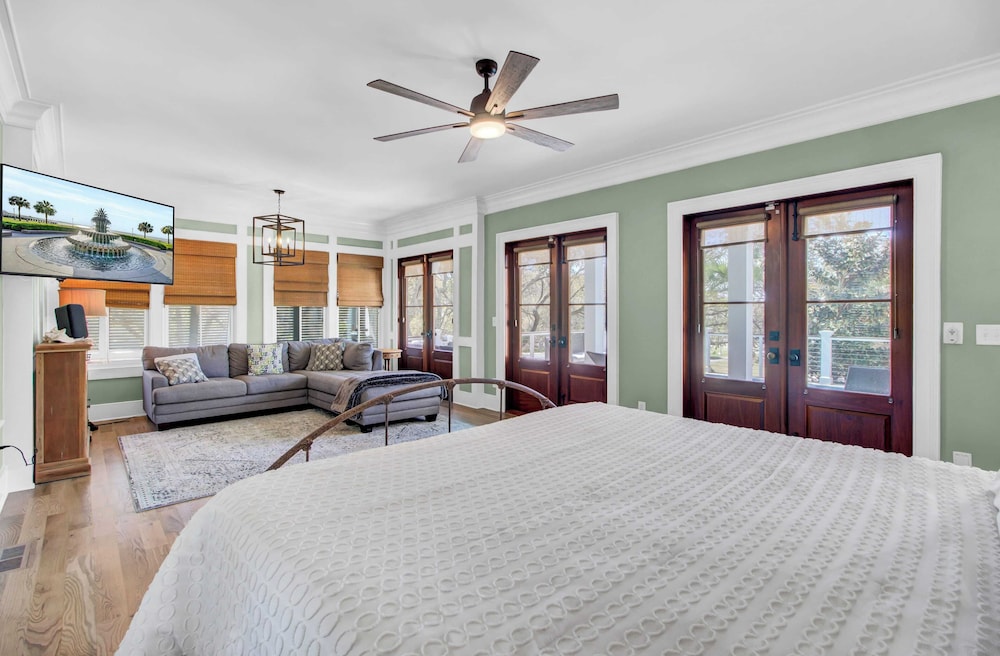 Steps to the Beach! Pool, Gym, Game Room, Movie Theater 3301 Palm by Avantstay