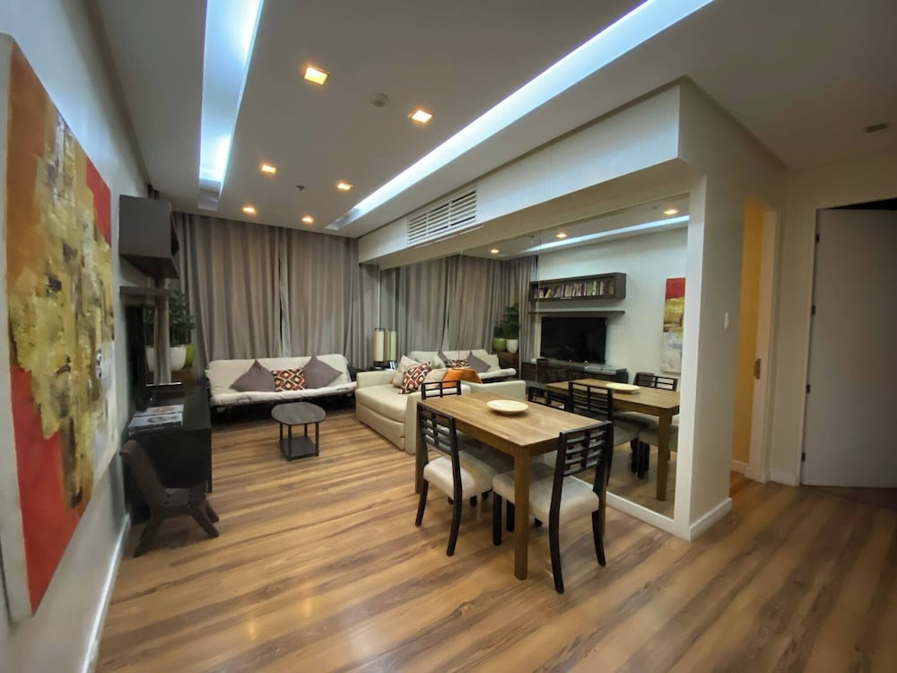 Elegant 2BR Apartment in Upscale Fort BGC Fast Wifi