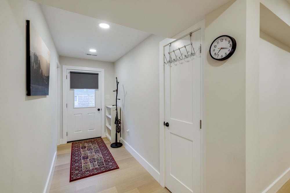 Walk to Metro & Dtwn Silver Spring! Sleek Apt