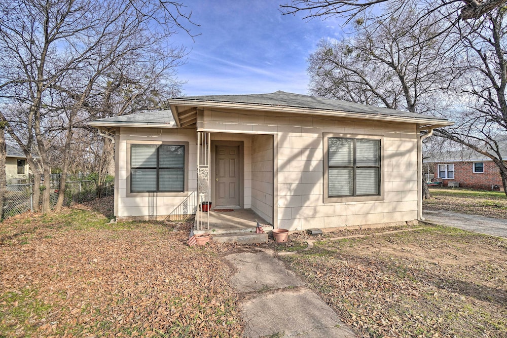 4 Miles to Lake Jacksboro: Cozy Texas Cottage
