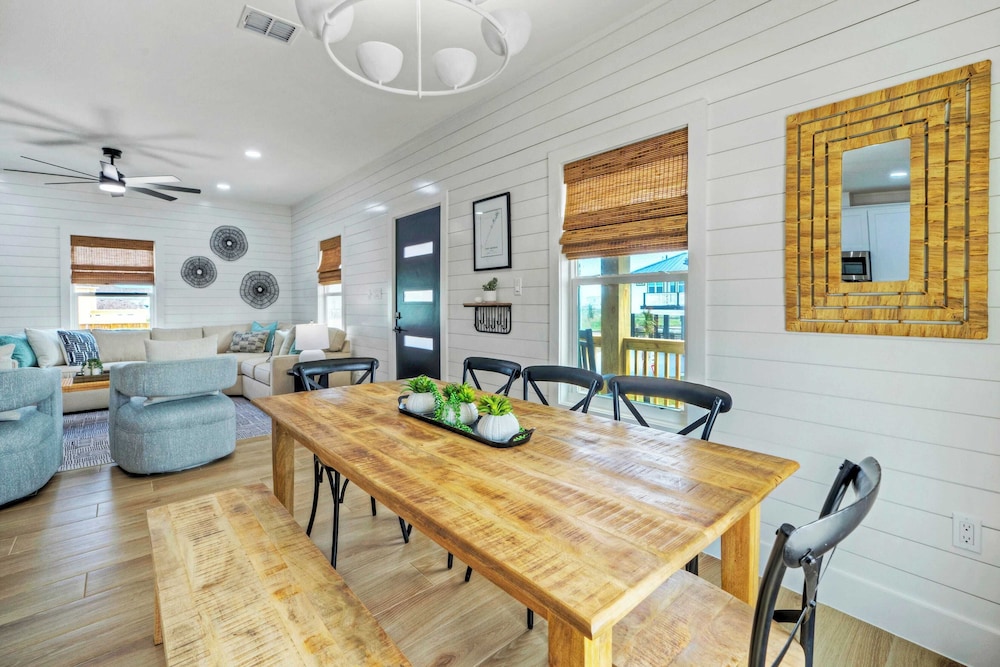 Sleeps 24 2 Homes, Priv Pool, Swing Bar, Patio Lounge Near Nature Preserve