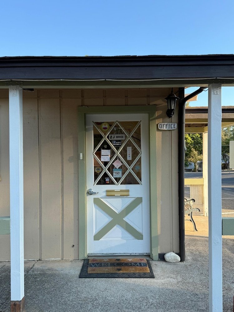 Columbia Inn Motel CA 49
