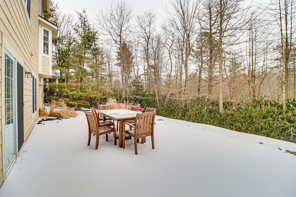 Screened Porch + Fire Pit: Spacious Pocono Retreat