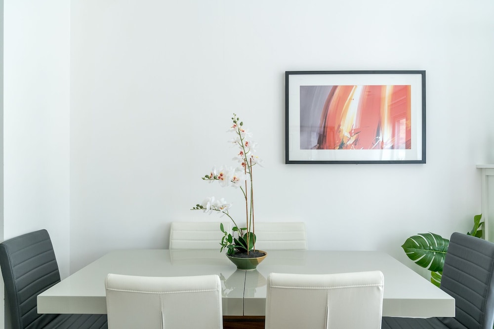 Madika Homes Stunning 2-bed Apartment in Colindale