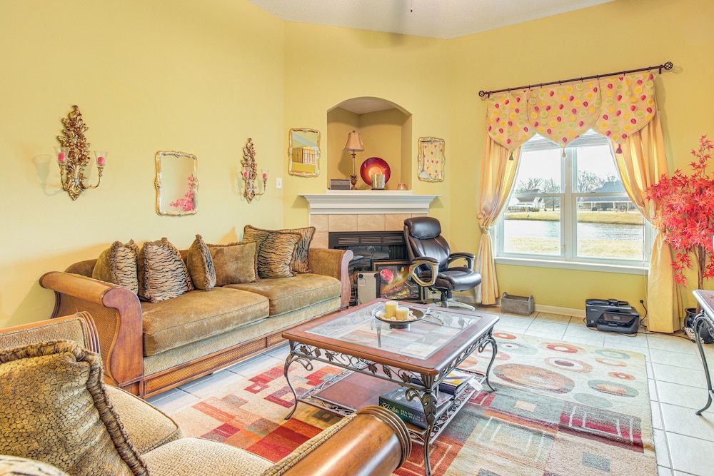 Family-friendly Gem w/ Home Office in Memphis