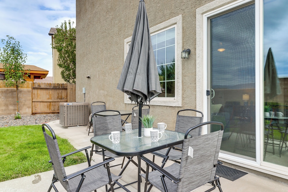 6 Mi to Dtwn Reno: Mtn-view Retreat w/ Fireplace!