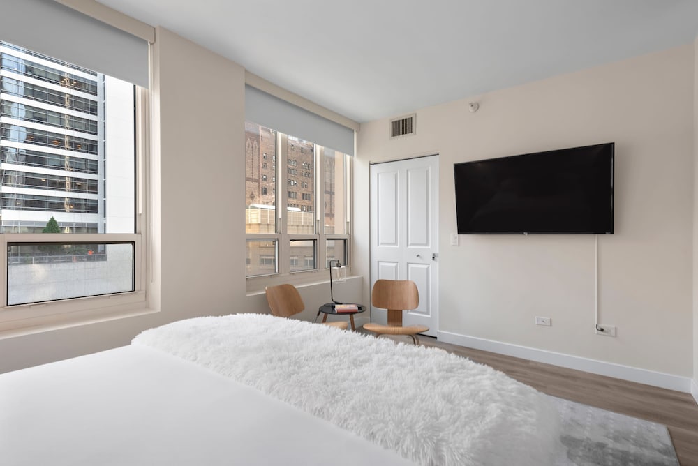 Near Riverwalk 2BR Private Balcony Downtown