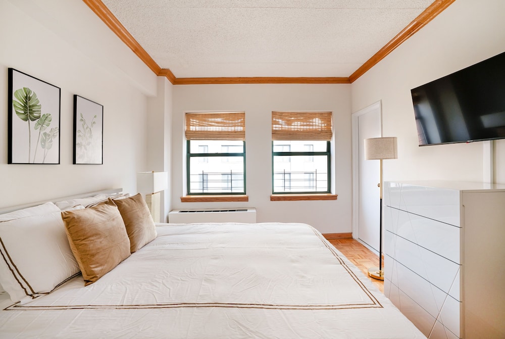 Contemporary 2 Bed 2 Bath Apt Bright and Sunny