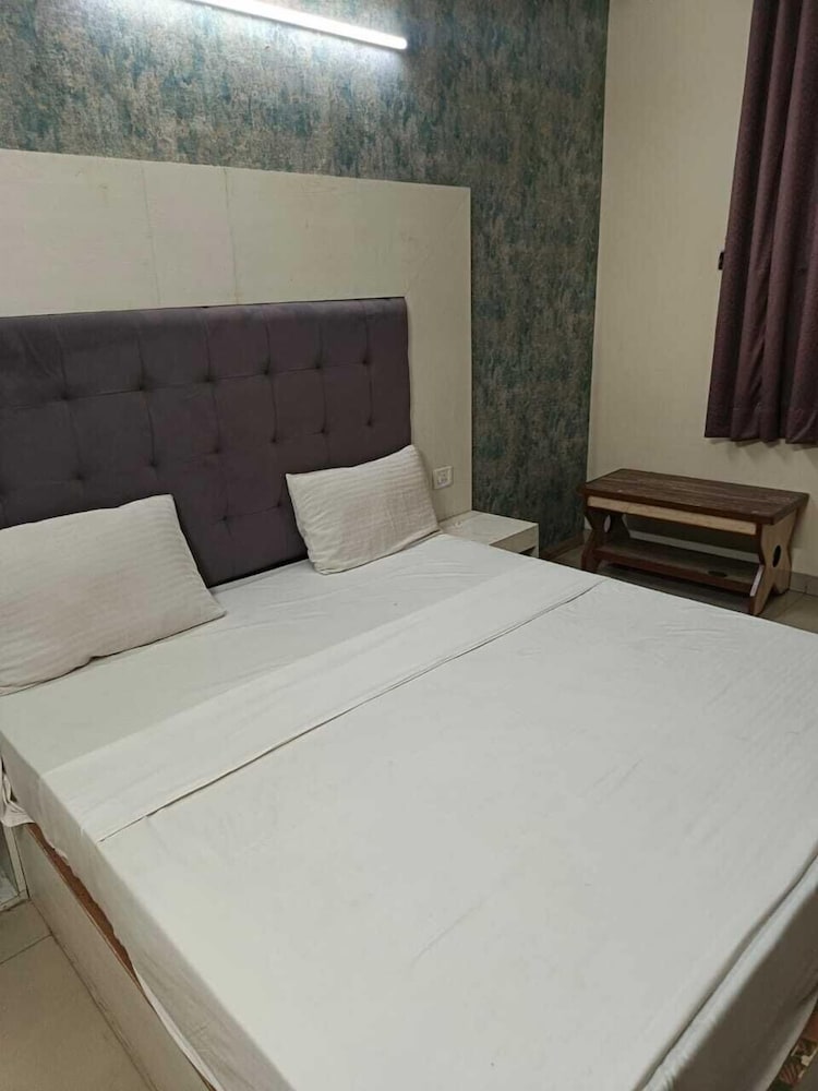 Airport hotel Mayank plaza