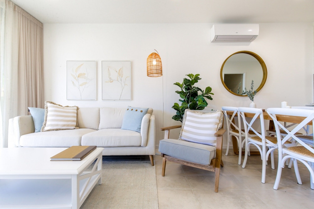 Bay View 2-bedroom Apartment With BBQ