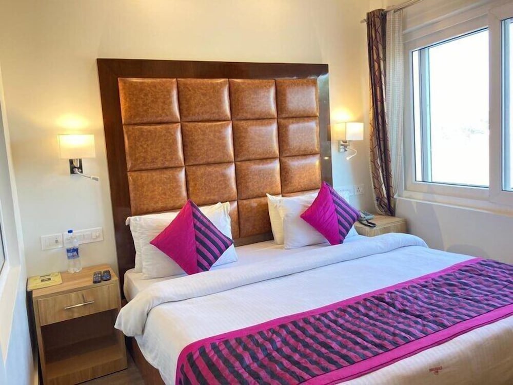 Hotel Guru Surbhi