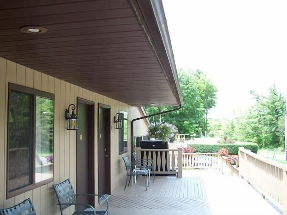 Tall Pines Motel