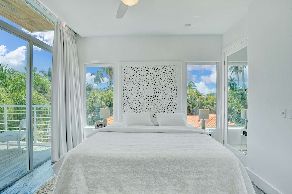 Miami Stunning Waterfront Villa Escape