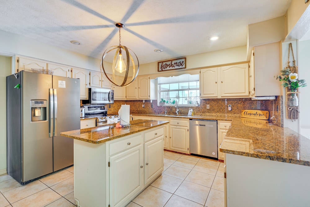 Private Pool & Yard: Family Retreat in Cape Coral