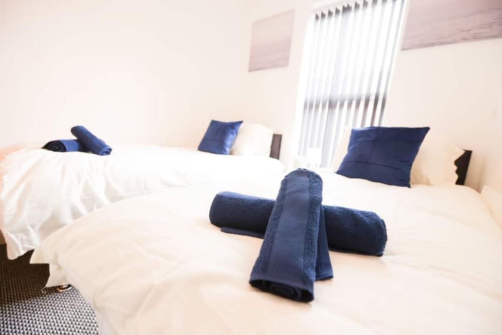 House-sleeps8-parking-garden
